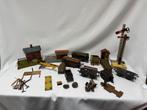 Lot met wagons, huisjes en wissels verschillende merken, Hobby en Vrije tijd, Modeltreinen | H0, Ophalen of Verzenden, Gebruikt