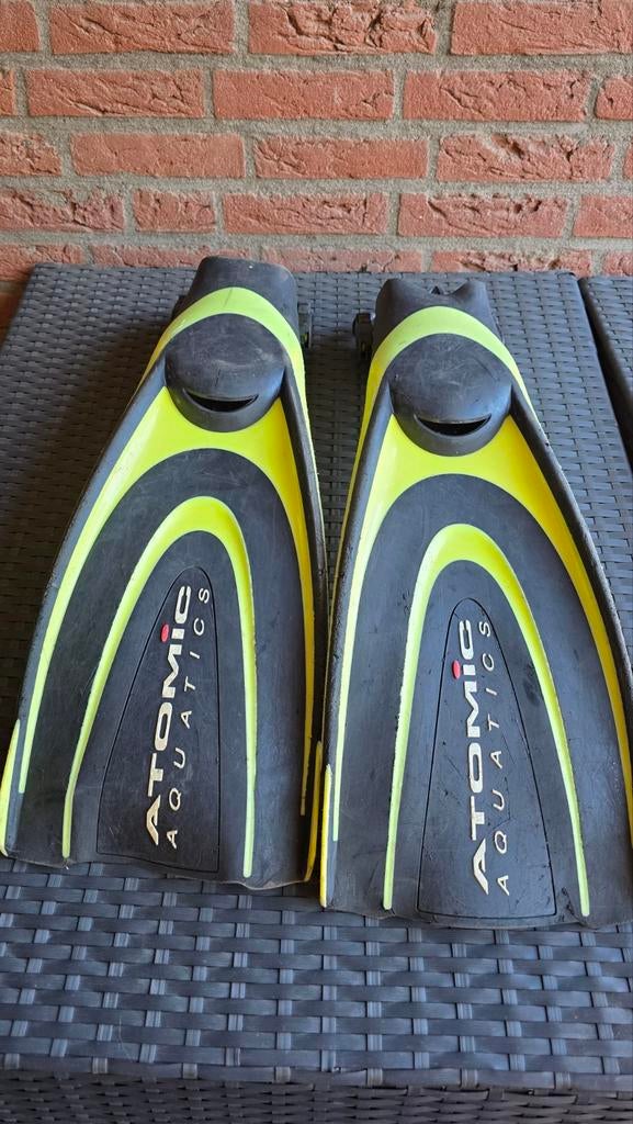 Duikvinnen Atomic Aquatics XL (maat 44-45), Watersport en Boten, Ophalen of Verzenden, Gebruikt, Zwem- of Duikvliezen