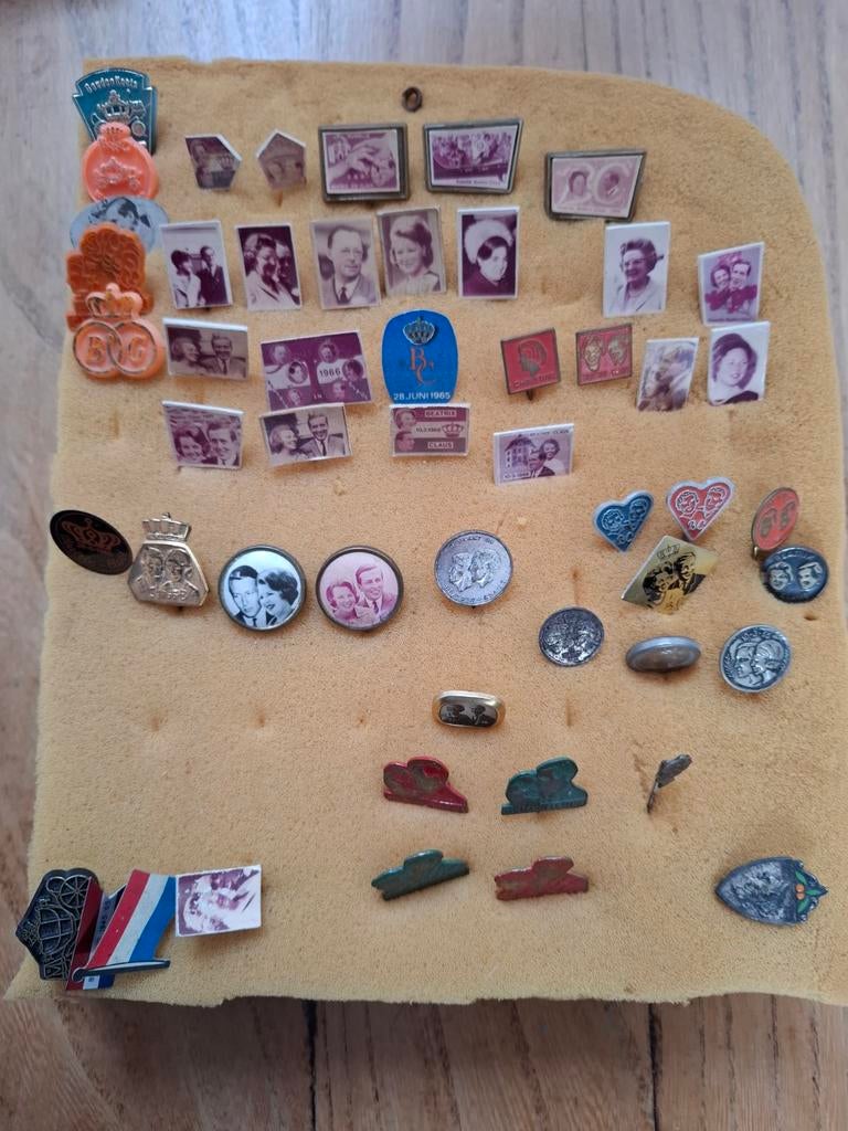 Koninklijk huis/huwelijk 84 stuks speldjes., Verzamelen, Speldjes, Pins en Buttons, Ophalen of Verzenden, Gebruikt, Overige onderwerpen