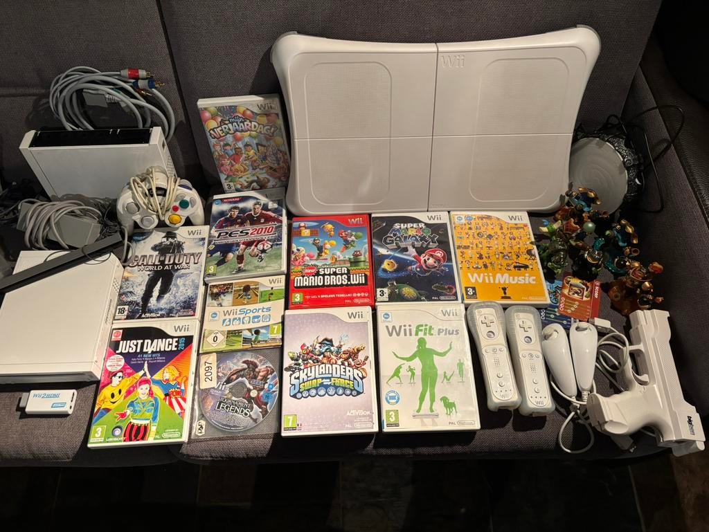 2x Nintendo Wii met 11 spellen en veel accessoires, Spelcomputers en Games, Ophalen of Verzenden, Zo goed als nieuw, Met 2 controllers
