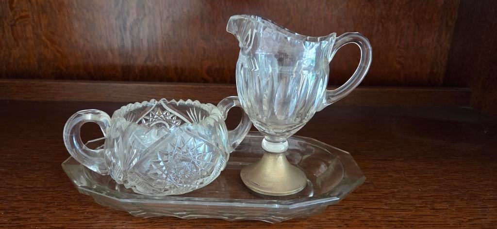 antiek geslepen kristal,suikerpot, melkkannetje op onderblad, Ophalen of Verzenden