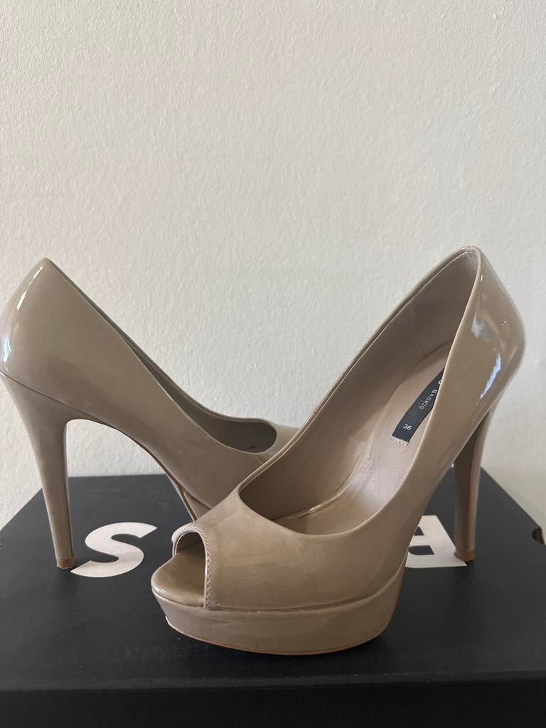 Mango Hakken - Zo goed als nieuw, Kleding | Dames, Schoenen, Ophalen of Verzenden, Zo goed als nieuw, Beige, Pumps