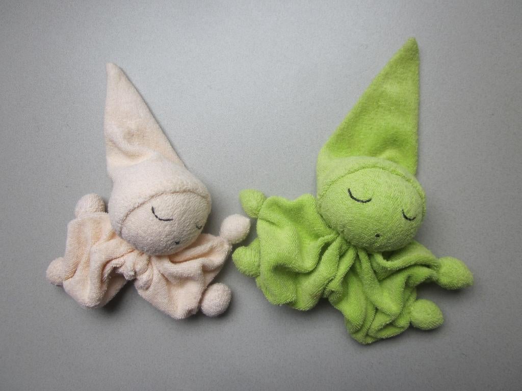 Difrax groen en zalmkleurig klein knuffel popje met puntmuts, Ophalen of Verzenden, Gebruikt, Overige typen