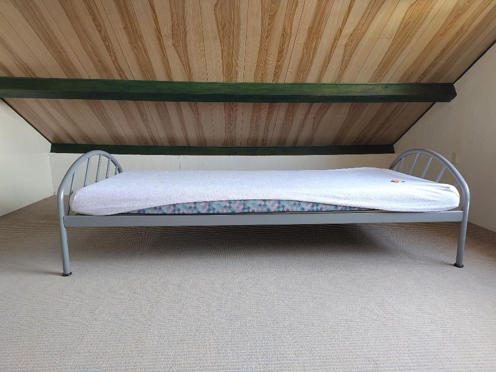bed met spiraal bodem en matras, Ophalen, Gebruikt, 90 cm, Eenpersoons