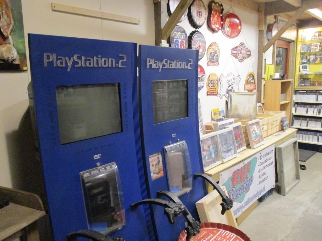 2 sony playstation 2 demo pod kasten, Spelcomputers en Games, Ophalen, Gebruikt, Met 2 controllers, Met games