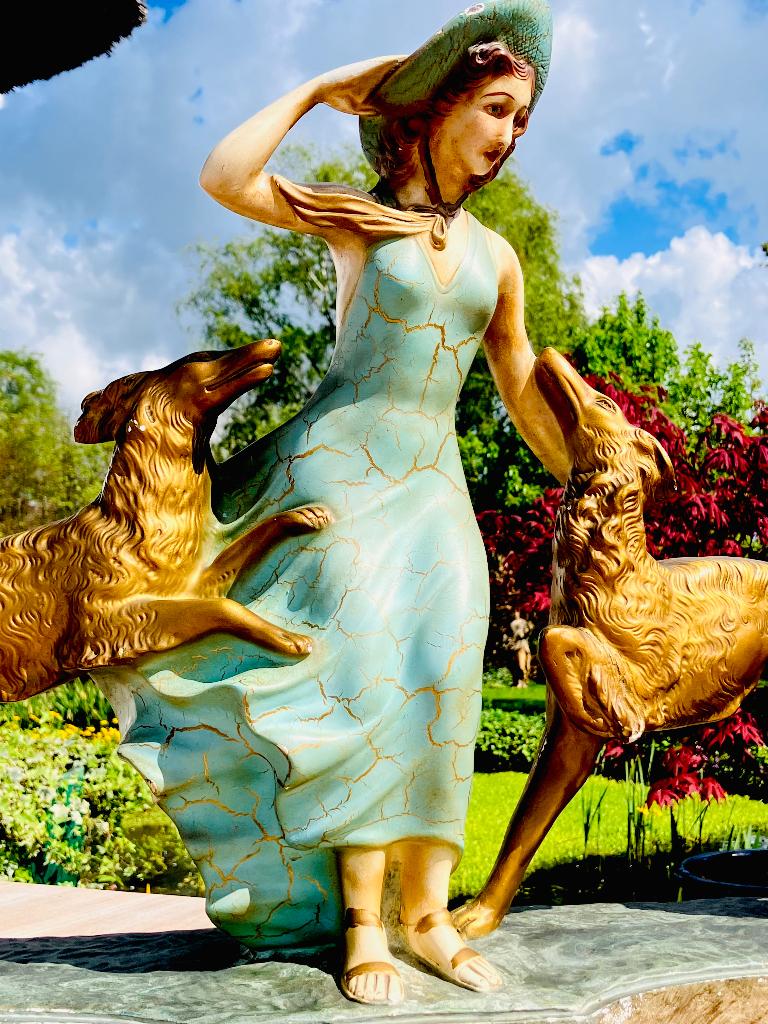 Groot vintage art Deco schouwbeeld vrouw met windhonden, Ophalen of Verzenden, Gebruikt, Mens