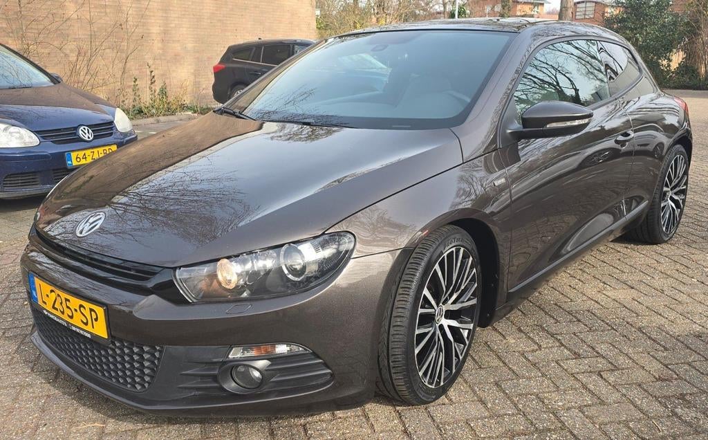 VW Scirocco 1.4 TSI 200PK! 2014, bruin metallic, Auto's, Euro 5, Stof, Zwart, Bruin