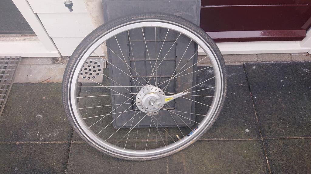 Shimano voorwiel 28 inch met naafdynamo, Fietsen en Brommers, Fietsonderdelen, Elektrische fiets, Ophalen of Verzenden, Zo goed als nieuw