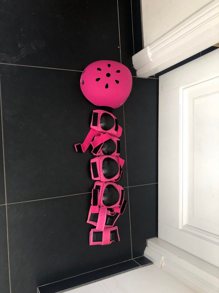 Set Roze kinderhelm met knie- en elleboogbeschermers, Ophalen of Verzenden, Gebruikt, Overige maten, Jongen of Meisje