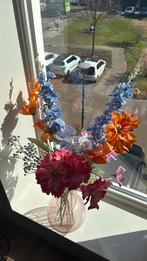 Roze glazen vaas met kunstbloemen, Gebruikt, Overige kleuren, Ophalen of Verzenden, Glas