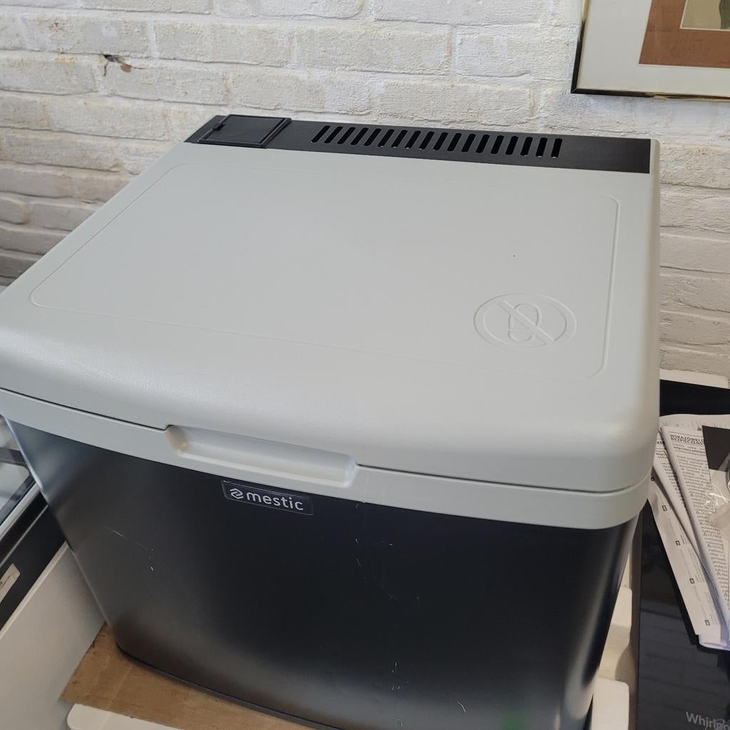 Nieuwe Mestic koelbox met lichte transportschade, Caravans en Kamperen, Koelboxen, Ophalen of Verzenden, Nieuw, Koelbox, Elektrisch