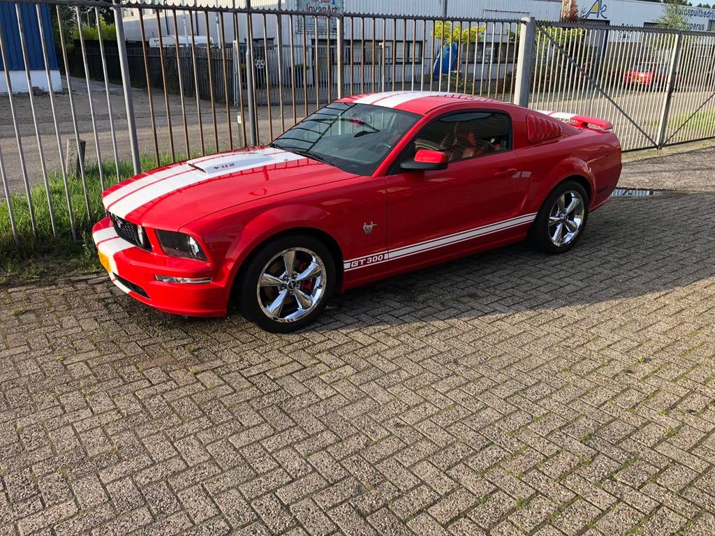 Ford mustang GT 4.6V8 2008 Rood, Auto's, Automaat, 8 cilinders, 1595 kg, 4 stoelen