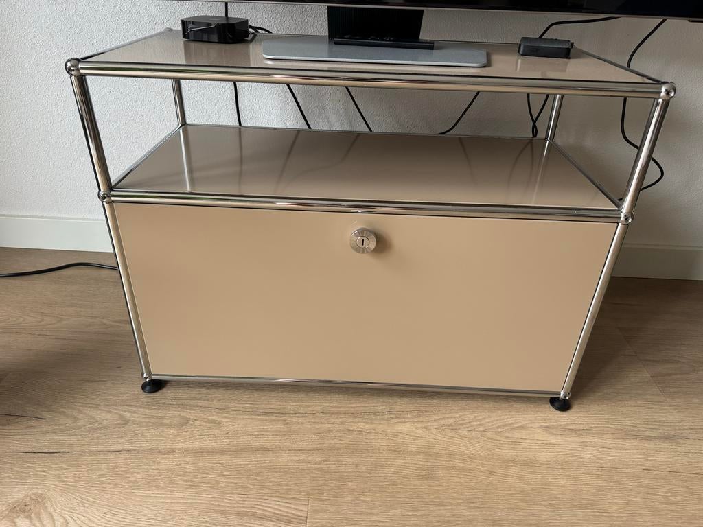 USM Haller Dressoir/TV-meubel - Beige met klepdeur., Ophalen, 50 tot 75 cm, 50 tot 100 cm, Zo goed als nieuw