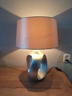 Robuuste design tafellamp zilveren voet, Huis en Inrichting, Lampen | Tafellampen, Ophalen of Verzenden, Stof, Modern