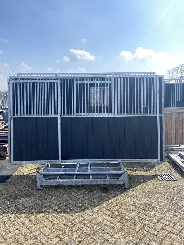 paardenboxen Corton, Dieren en Toebehoren