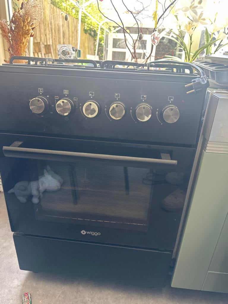 Wiggo gasfornuis met oven (oven werkt niet ideaal), Witgoed en Apparatuur, Fornuizen, Ophalen, Gebruikt, 4 kookzones, Gas