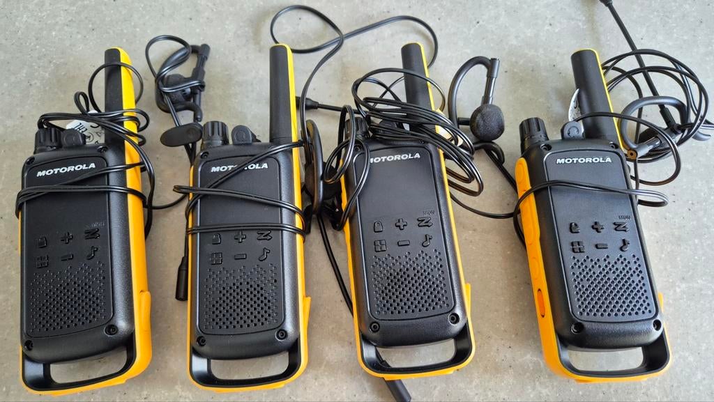 Motorola portofoons met oortjes en opladers, 5 tot 15 km, Ophalen of Verzenden, Zo goed als nieuw, Portofoon of Walkie-talkie