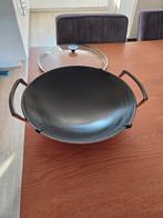 Le Creuset Gietijzeren Wokpan met Glazen Deksel - 36 cm, Gietijzer, Ophalen of Verzenden, Zo goed als nieuw, Keramische plaat