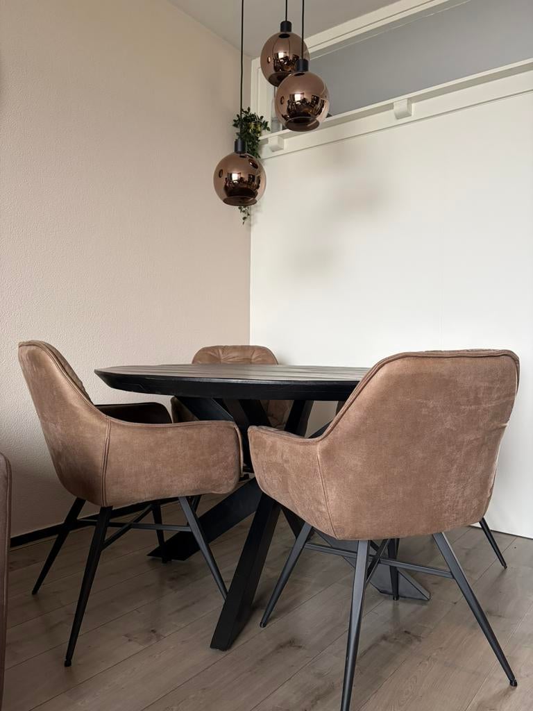 Zwarte ronde eettafel, Huis en Inrichting, Tafels | Eettafels, Rond, Ophalen of Verzenden, Vier personen, Zwart - hout