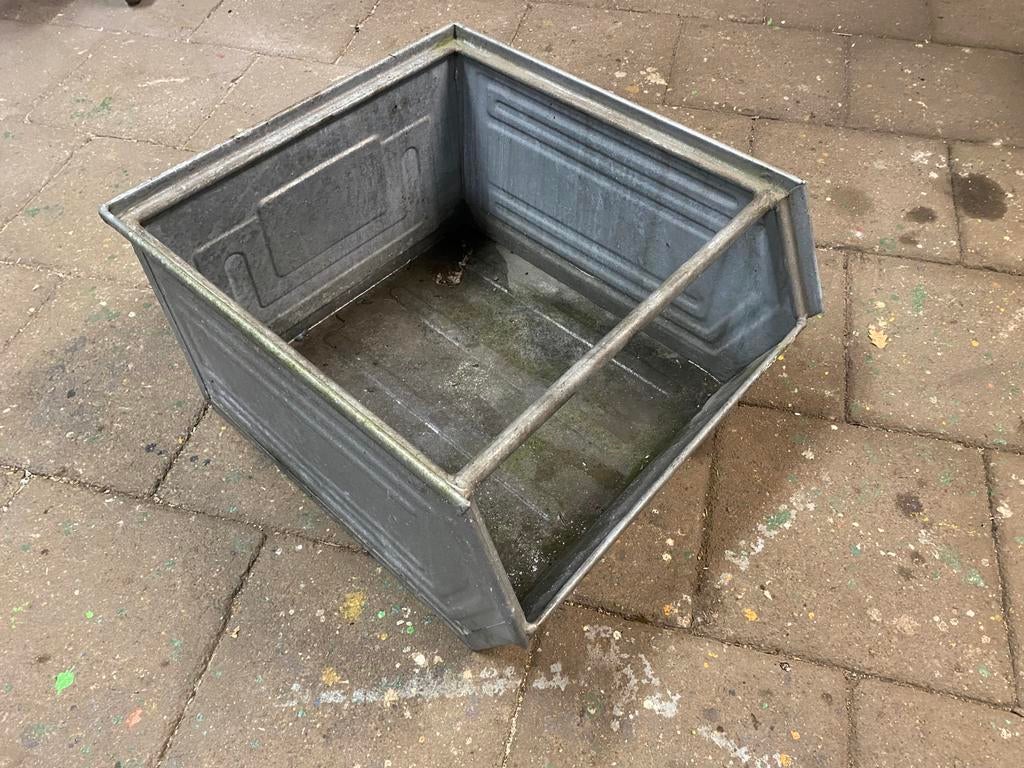 Stalen magazijnbakken, Ophalen, Metaal