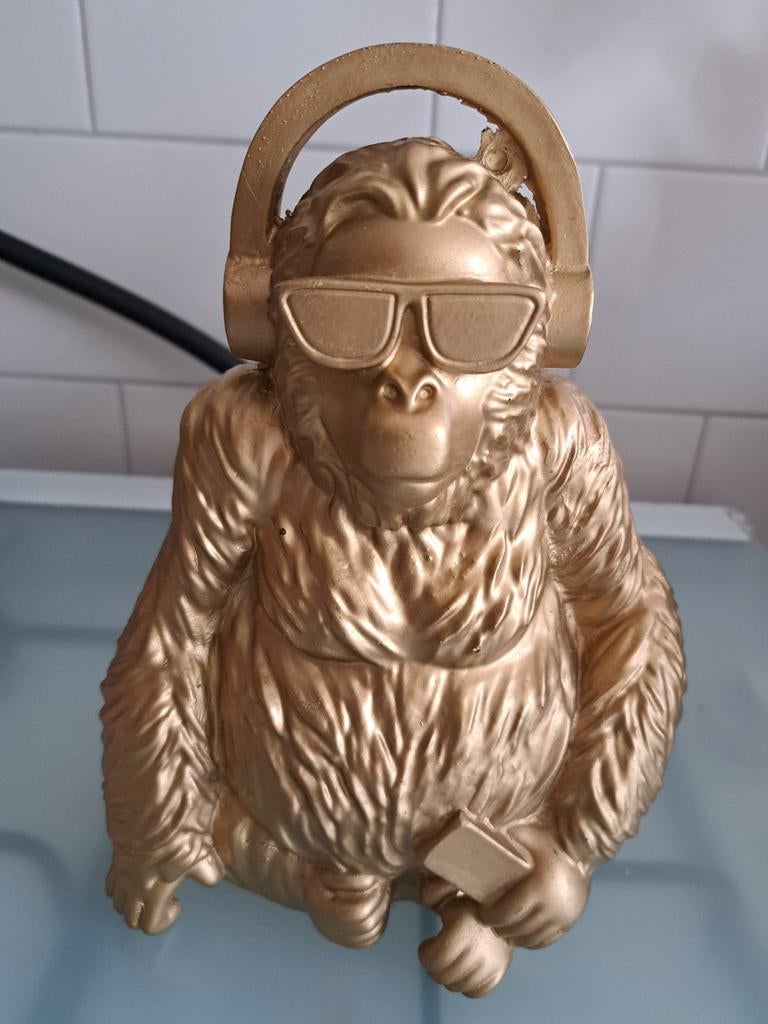 Gouden aap met koptelefoon en zonnebril, Huis en Inrichting, Woonaccessoires | Overige, Overige materialen, Verzenden, Zo goed als nieuw