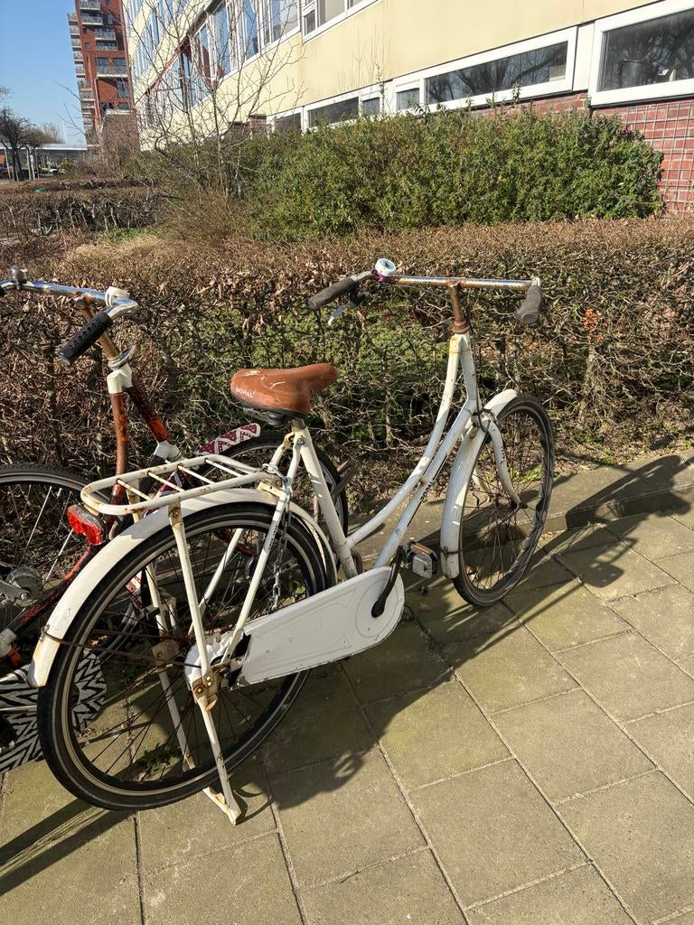 Witte fiets met lekke band - Utrecht Kanaleiland, Fietsen en Brommers, Ophalen, Gebruikt, Overige merken