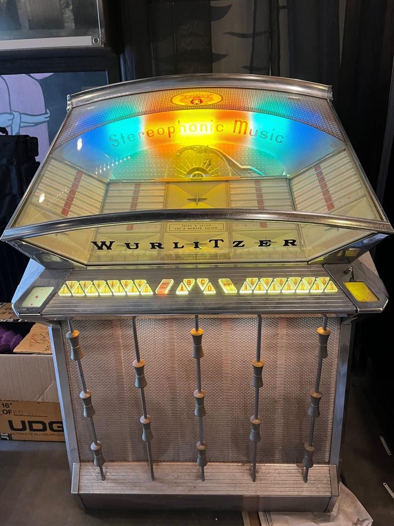 Wurlitzer model 2504 jukebox, Verzamelen, Automaten | Jukeboxen, Gebruikt, Wurlitzer, 1960 tot 1970, Met singles, Ophalen