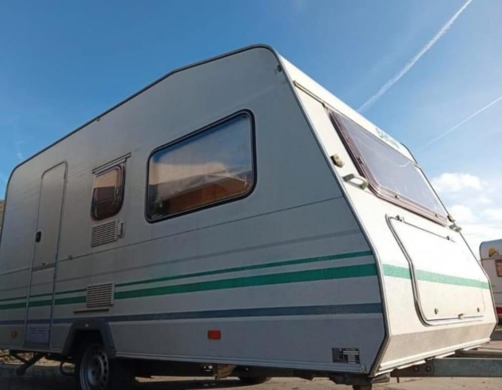 Caravan eifelland, Caravans en Kamperen, Caravans, Koelkast, Treinzit, Dwarsbed, 4 tot 5 meter