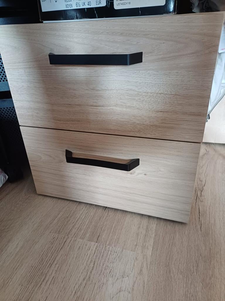 Nachtkastje met twee lades, Huis en Inrichting, Slaapkamer | Nachtkastjes, Ophalen of Verzenden, Minder dan 45 cm