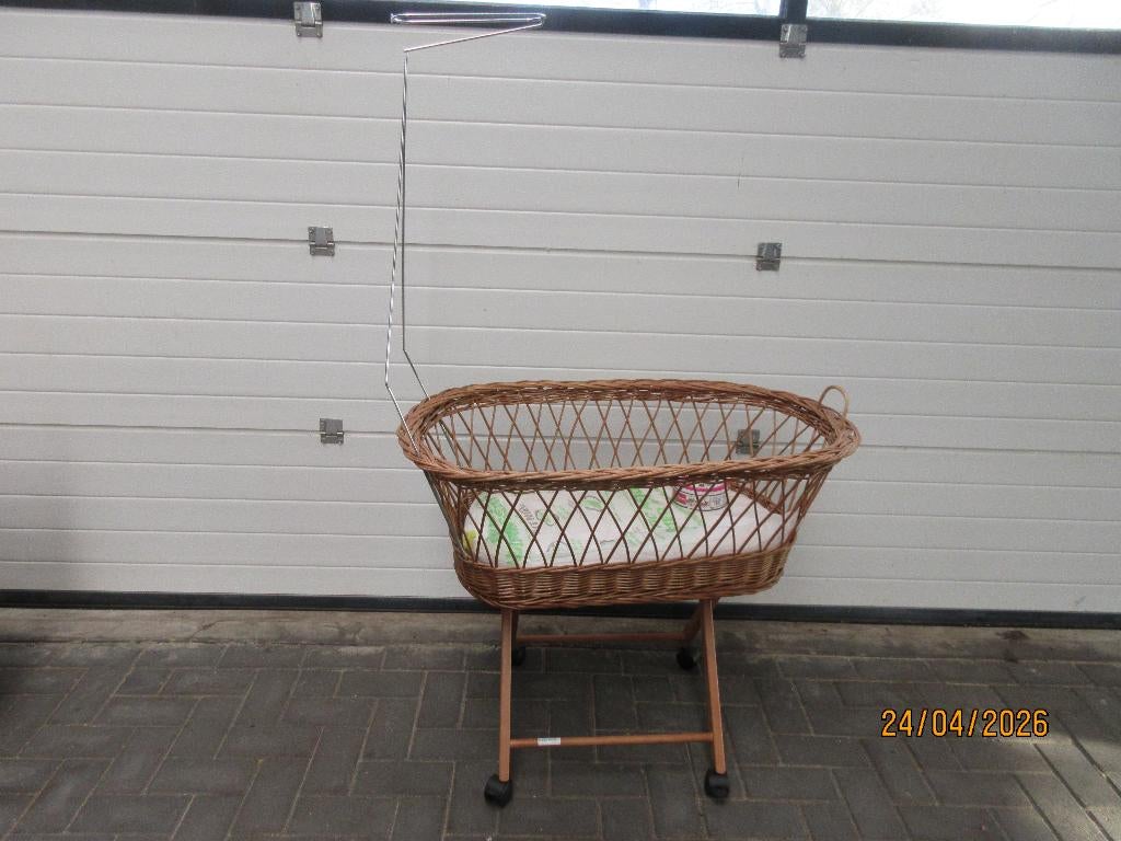 rieten wieg op onderstel met zwenkwieltjes, Ophalen, Gebruikt, Wieg
