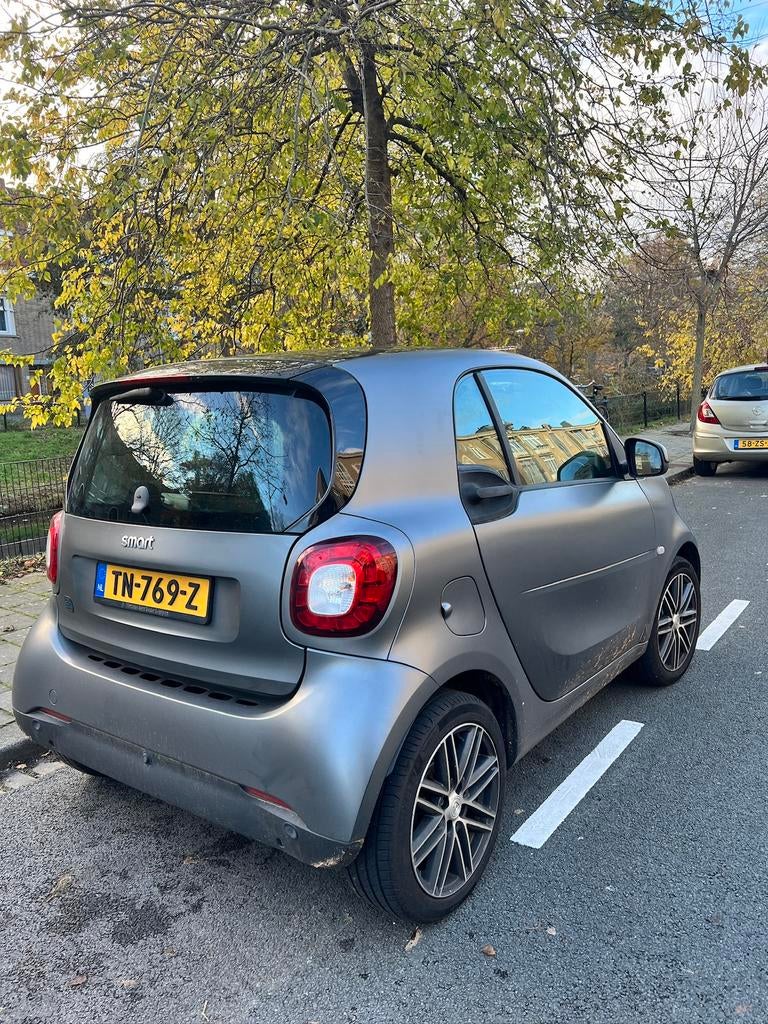Smart ForTwo EQ 82pk 2018 Grijs, Auto's, Smart, Automaat, Achterwielaandrijving, 37 €/maand, Zwart