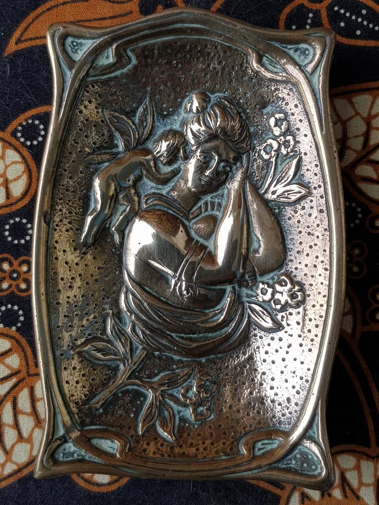 Mooi antiek Engels koper schaaltje met vrouw en putti 1900.