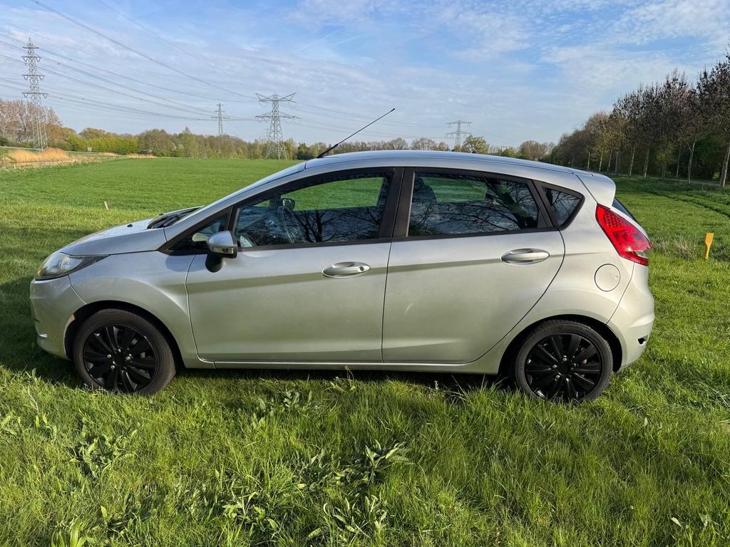 Ford Fiësta 1.25 60KW 5DR 2011 Grijs, Auto's, Voorwielaandrijving, 1242 cc, Handgeschakeld, Grijs