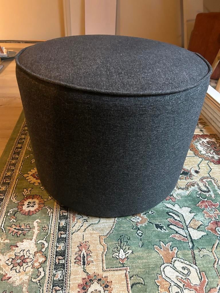 Ikea poef grundsjo antraciet, Huis en Inrichting, Banken | Voetenbanken en Poefen, Ophalen, Zo goed als nieuw, Rond, Minder dan 50 cm