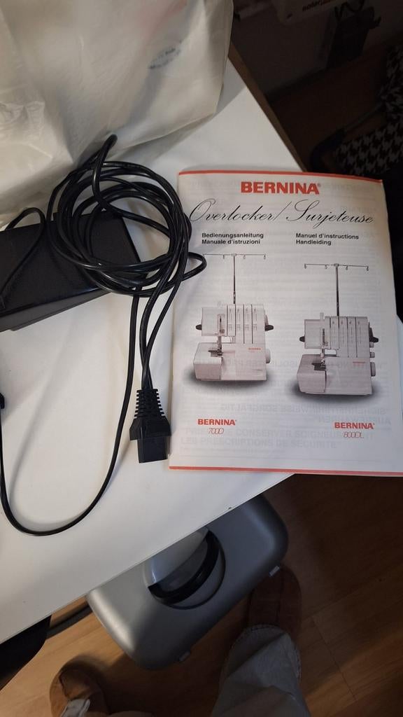 Bernina 800DL lockmachine, Hobby en Vrije tijd, Naaimachines en Toebehoren, Ophalen, Bernina, Zo goed als nieuw, Lockmachine