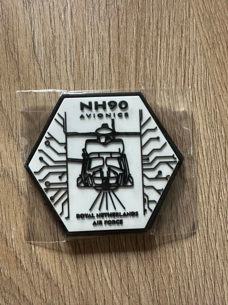 Klu luchtmacht nh90 badge avionica, Ophalen of Verzenden, Zo goed als nieuw, Patch, Badge of Embleem