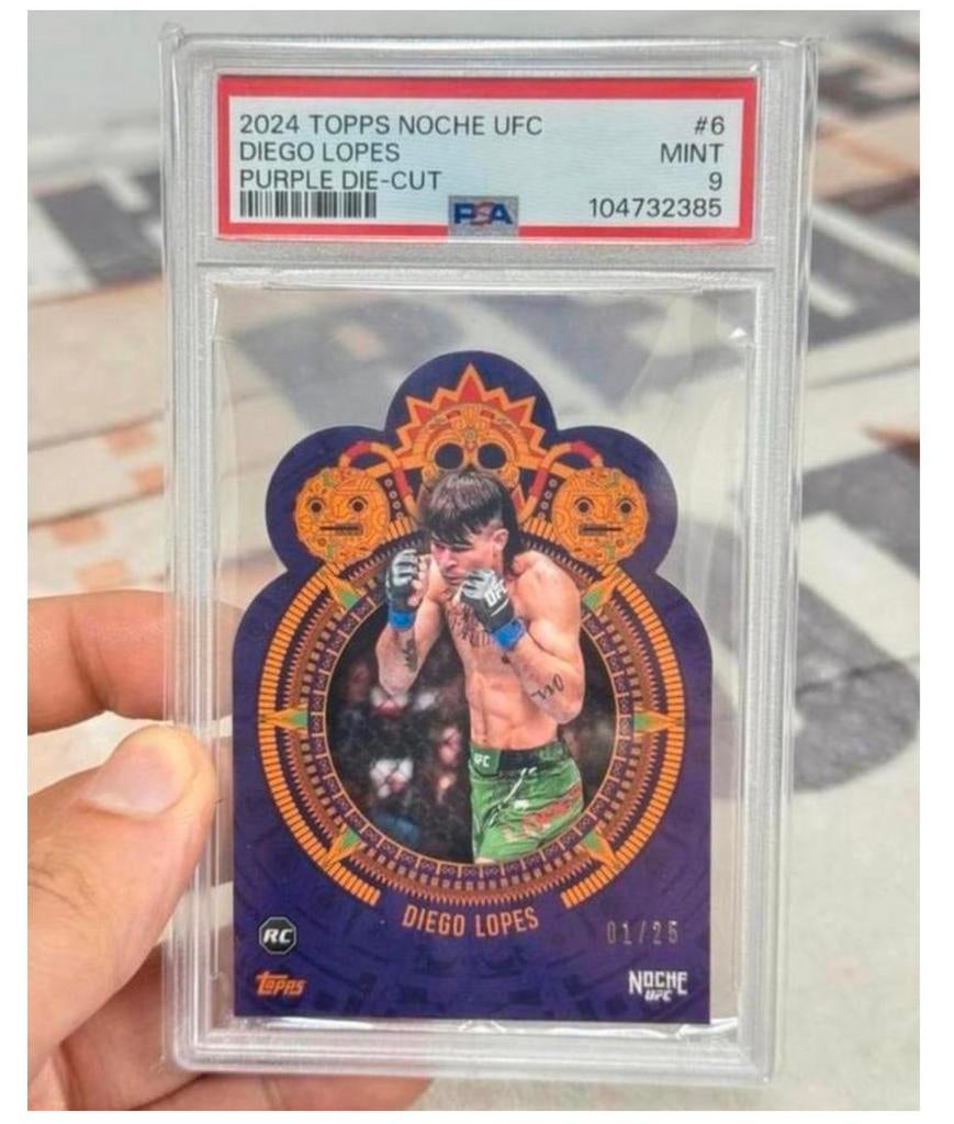 2024 Topps Noche UFC diego lopes Purple diecut /25 nr1 PSA-9, Spelerskaart, Nieuw, Ophalen of Verzenden, H