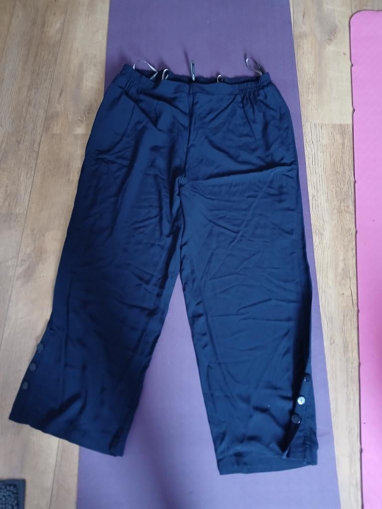 Zwarte driekwart broek met knoopdetails Chalou maat 54, Kleding | Dames, Grote Maten, Blauw, Chalou, Ophalen of Verzenden, Zo goed als nieuw