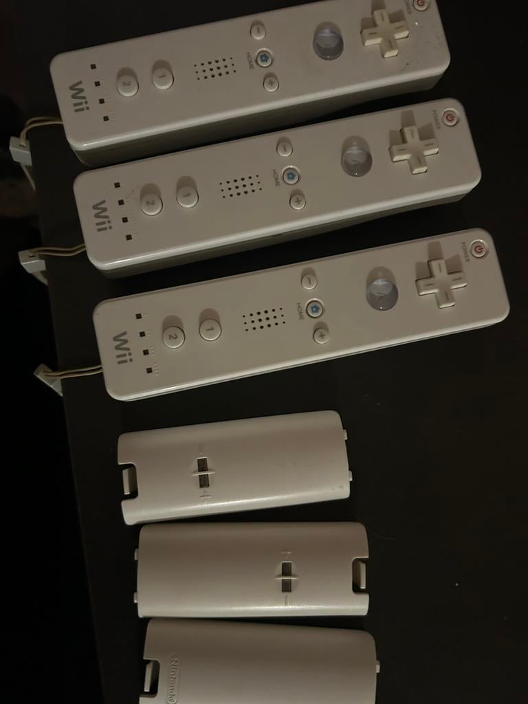 3x nintendo wii controller orgineel met extra klepjes, Spelcomputers en Games, Ophalen of Verzenden, Zo goed als nieuw, Met 3 controllers of meer
