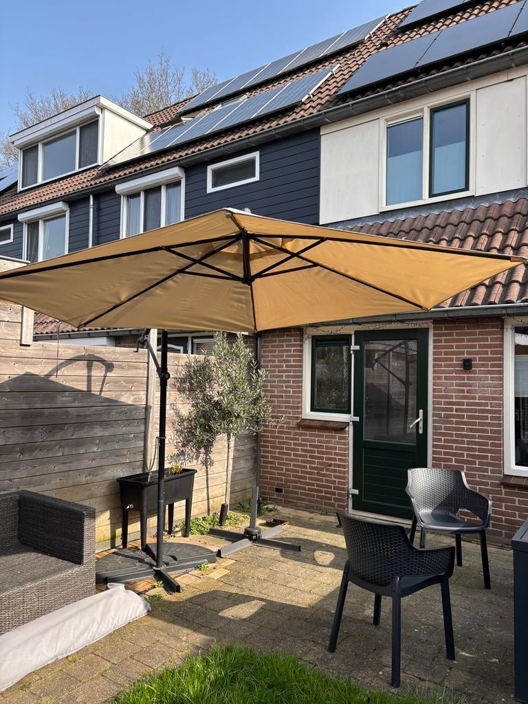 Zweefparasol 250cm diameter - Lichte kleur, Ophalen, Gebruikt, Kantelbaar, 2 tot 3 meter