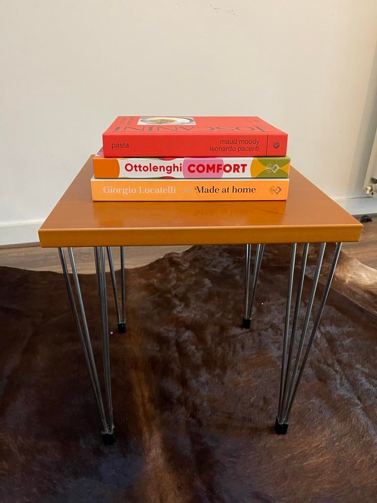 Fritz Hansen Pin Age bijzettafel met spanpoten, Minder dan 45 cm, Minder dan 55 cm, Gebruikt, Vierkant
