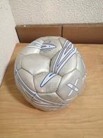 MOET NU WEG!! MOOIE NIEUWE GRIJZE VOETBAL VAN UMBRO FOOTBALL, Maat XS of kleiner, Ophalen of Verzenden, Nieuw, Bal