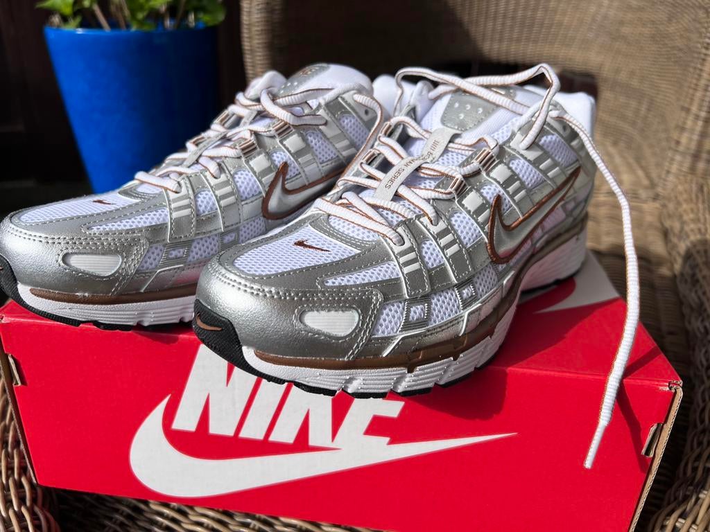 Nike P-6000 mt 41 NIEUW metallic silver coll 2026, Wit, Nieuw, Ophalen of Verzenden, Sneakers of Gympen