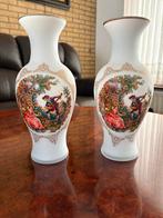 Twee barokke vazen van wit glas, Ophalen