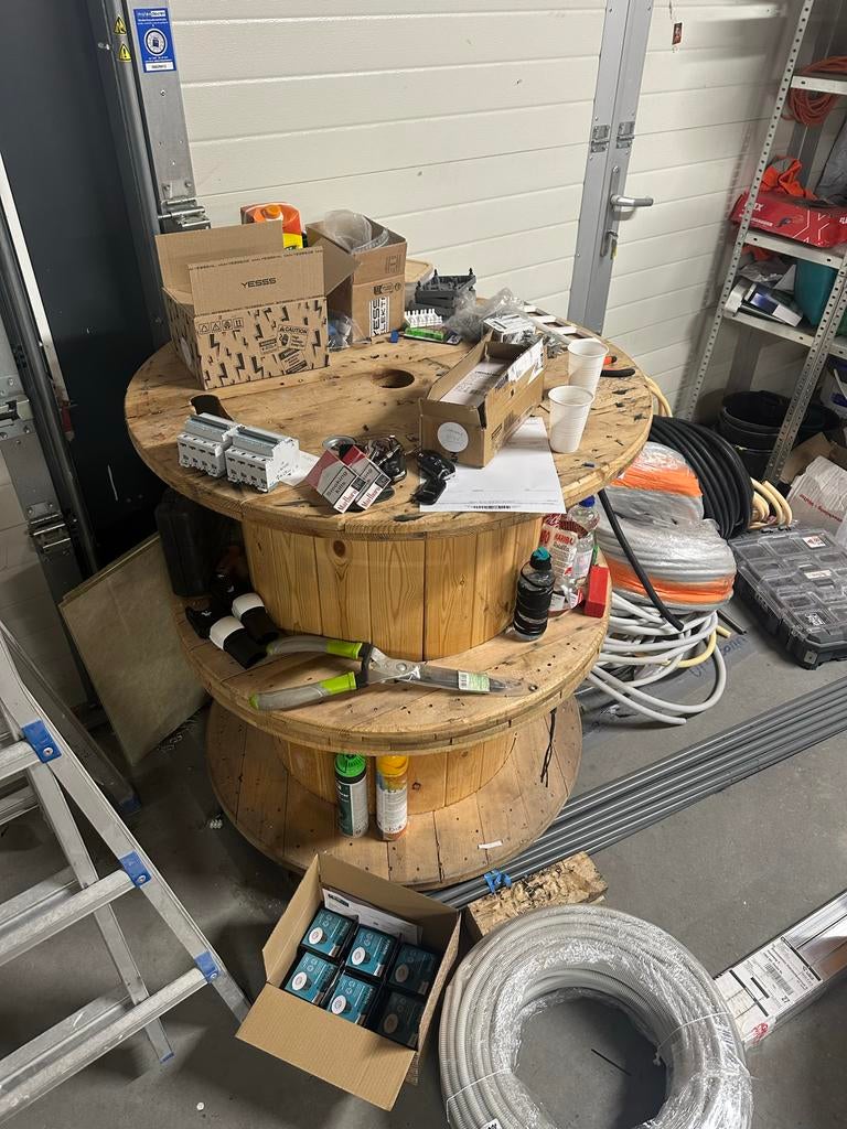 Dubbel stevig haspel met wieltjes als tafel, Ophalen, Gebruikt, Rond, Overige houtsoorten