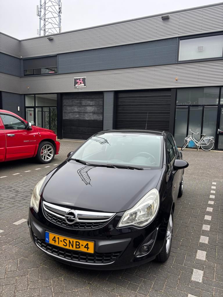 Opel Corsa 1.4 16V 3D 2011 Zwart 85000km, Auto's, Voorwielaandrijving, 40 €/maand, 1398 cc, 4 cilinders