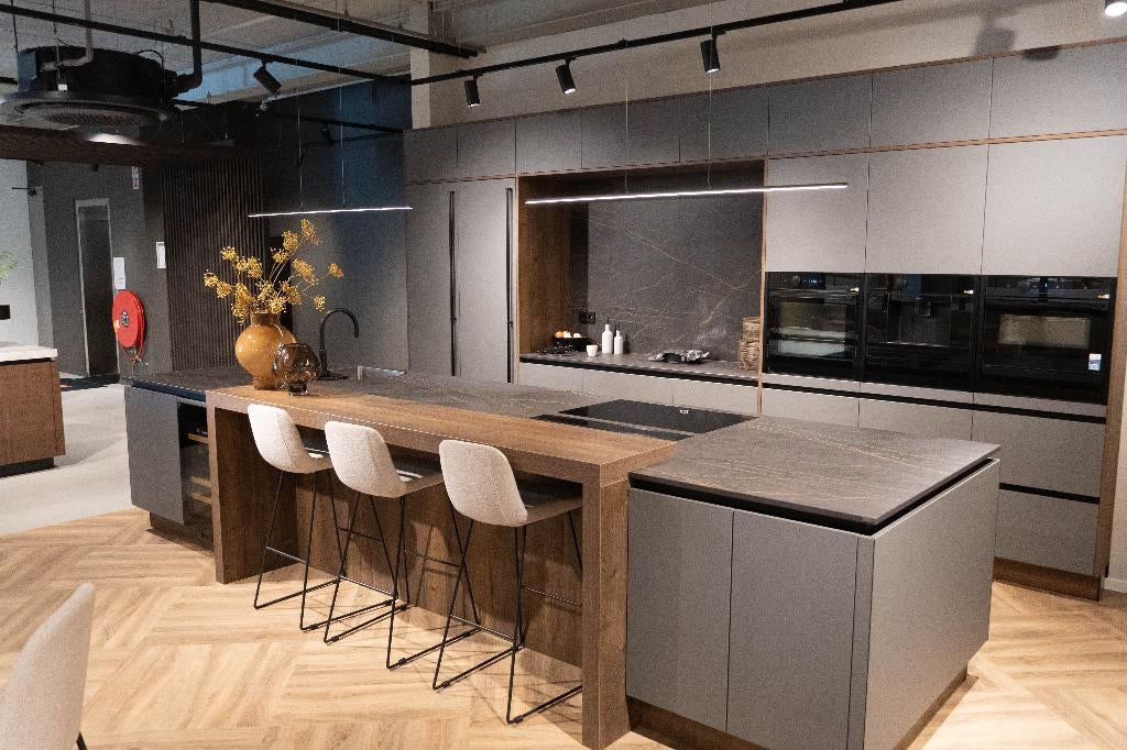 Luxe showroom keuken met groot kookeiland en bar, Ophalen, Gebruikt, Bruin, Overige typen