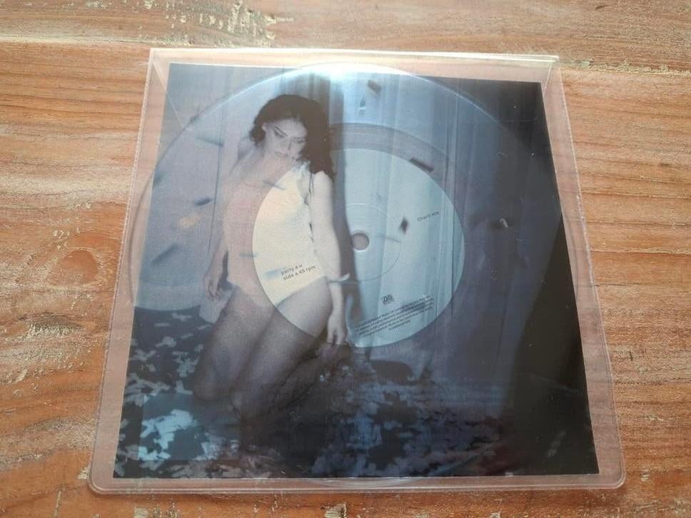 Charli XCX - party 4 u (Clear Vinyl, 7" Single) (RSD 2026), 7 inch, Single, Ophalen of Verzenden, Nieuw in verpakking