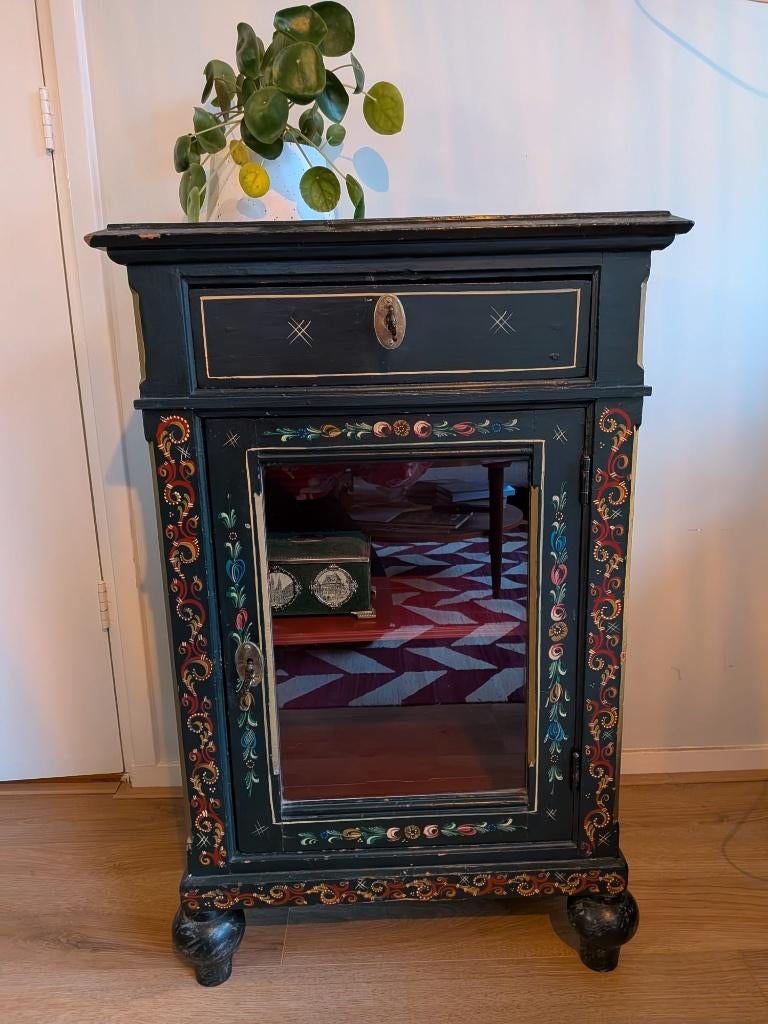 Handgeschilderd Hindeloopen hindelooper kastje vitrinekast, Ophalen, Gebruikt, Met deur(en), 50 tot 100 cm