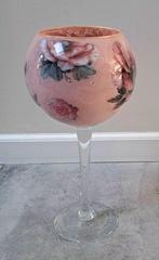 Roze glas op voet met bloemen, Ophalen